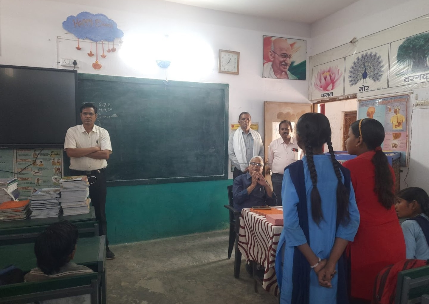 भविष्य से भेंट” कार्यक्रम के तहत शाला प्रवेशोत्सव में विद्यार्थियों का उत्साहवर्धन posted by Durgesh Bhatt from Hoshangabad