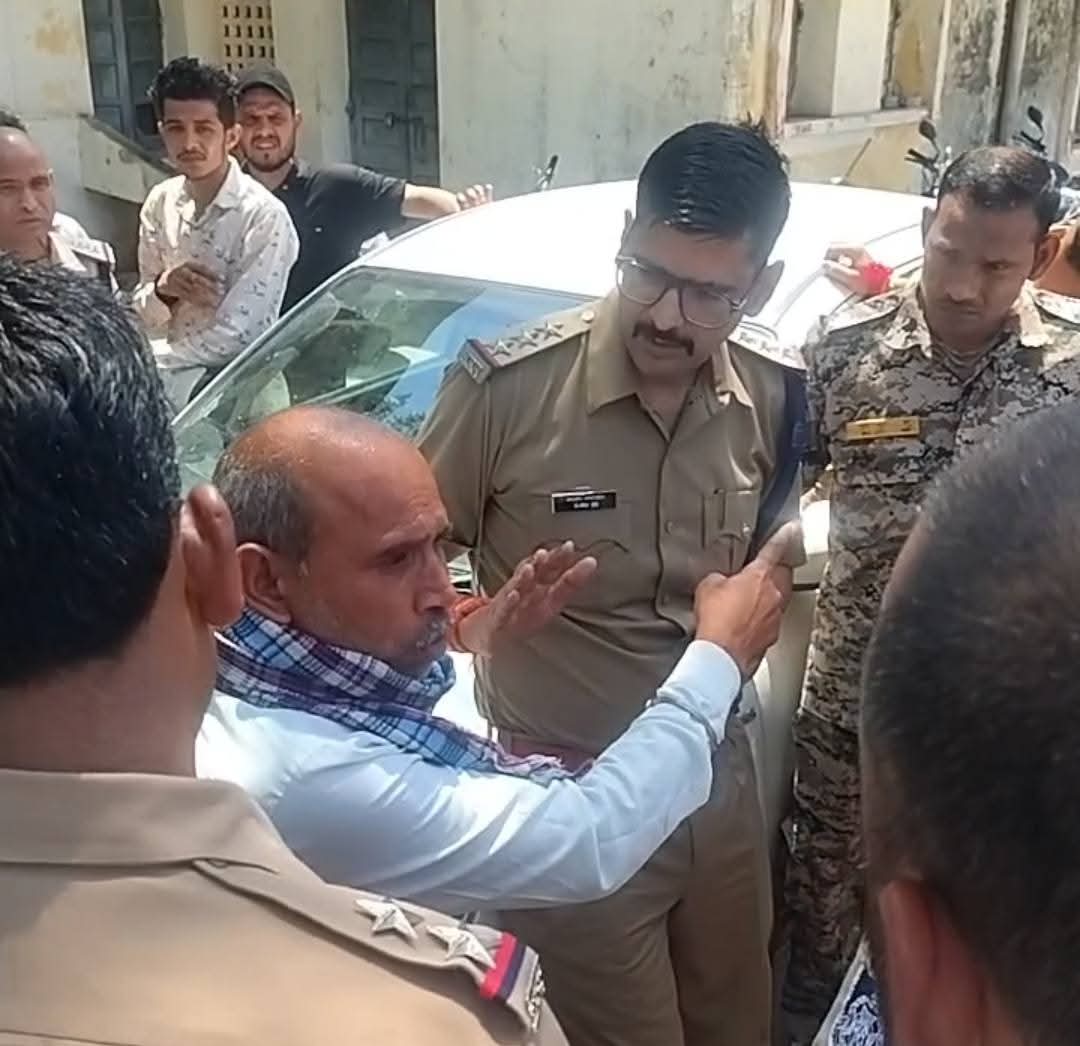 *गुंडा परेड के लिये जहर खाकर थाने पहुचा सुरेद्र सिंह,इलाज के दौरान मौत,  *बीते दिन पुलिस ने गुंडो को सूचित कर बुलाया था थाने  posted by Amit Kumar Awasthi