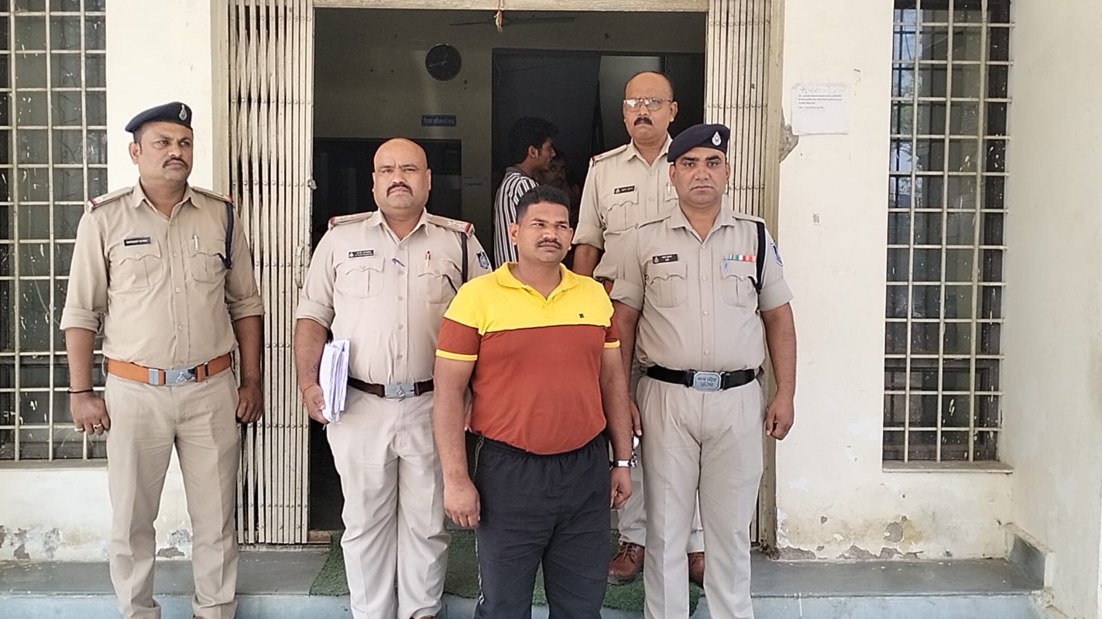 फेसबुक फ्रेंडशिप से शुरू हुआ प्यार बना अपराध, शादी का झांसा देकर दुष्कर्म करने वाला आर्मी जवान गिरफ्तार posted by Mohammad Asif Langha from Amla