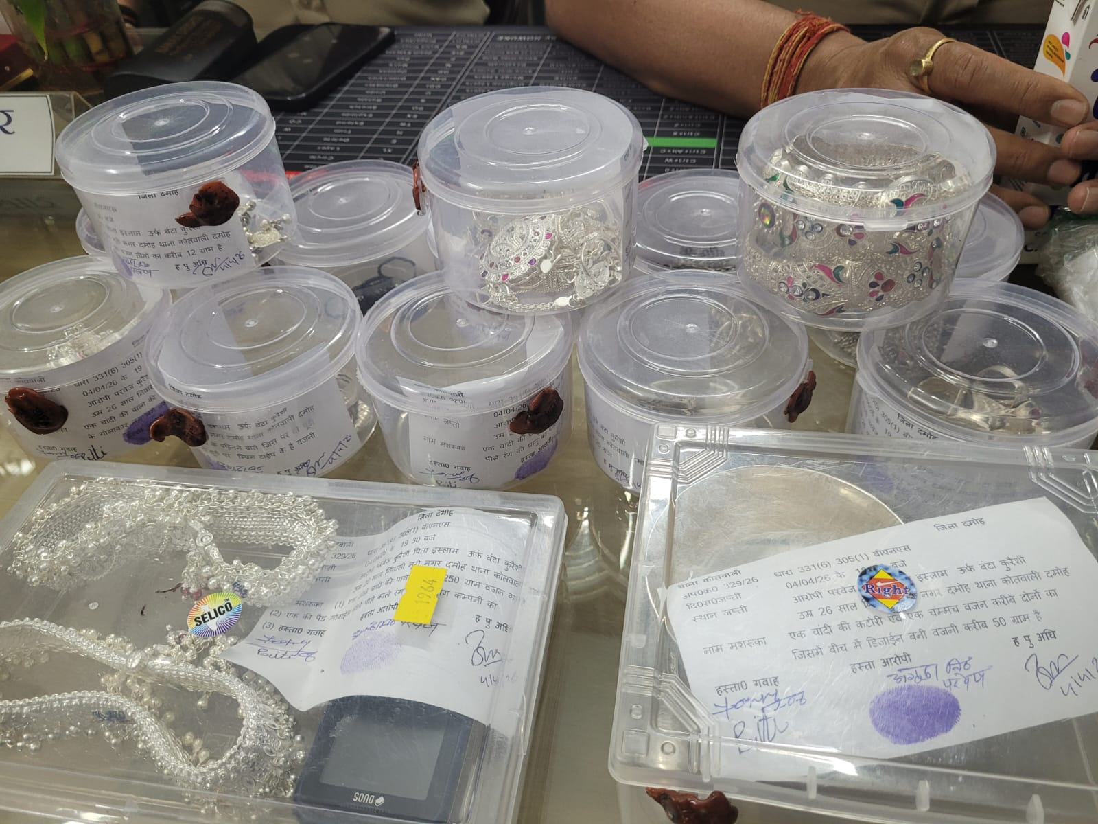 दमोह: सूने घर में चोरी के आरोपी की गिरफ्तारी, लाखों के सोने-चांदी के गहने बरामद  posted by Akib Khan from Damoh