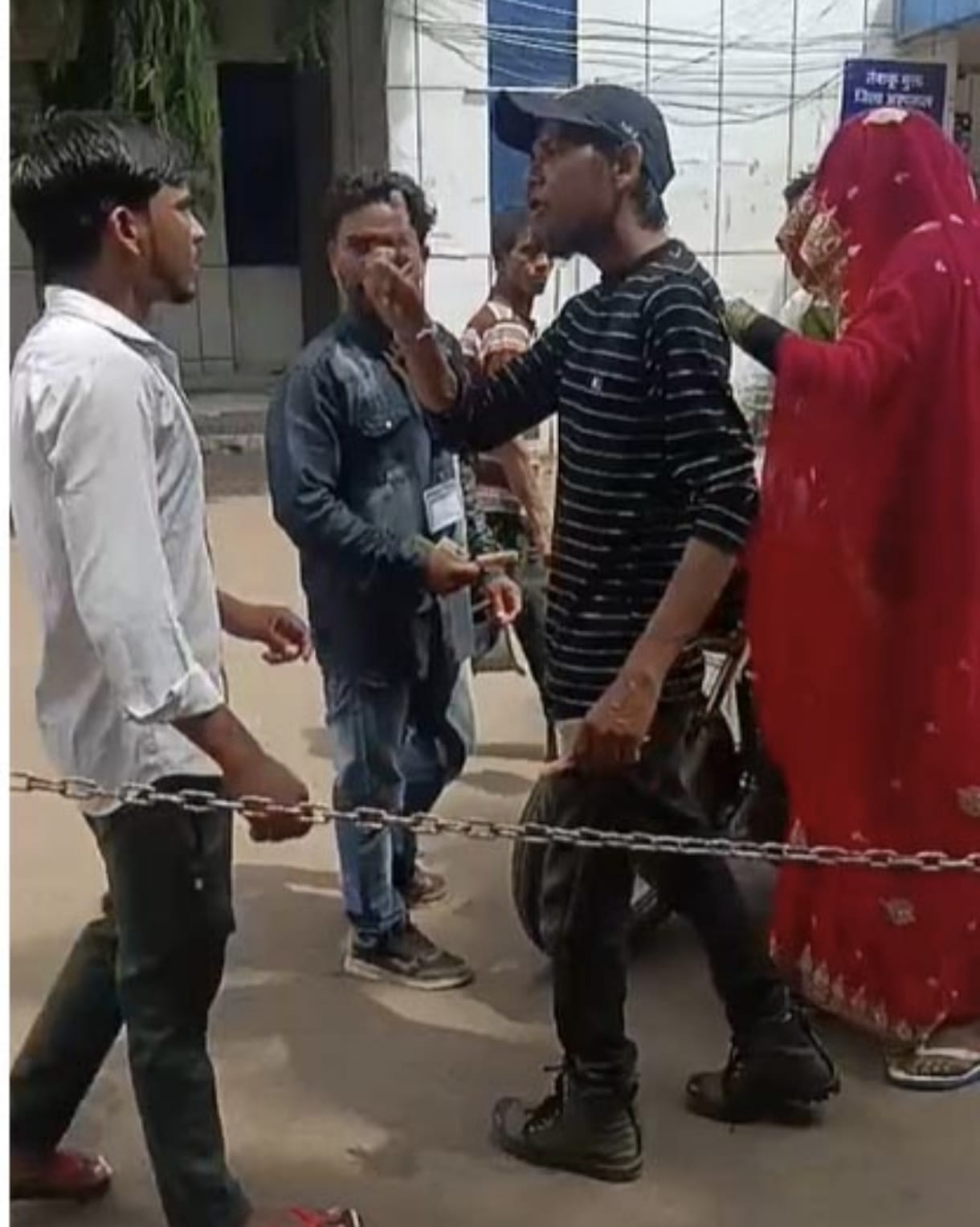 गुना जिला अस्पताल में पार्किंग माफिया का आतंक posted by Ved Parkash Arya from Guna