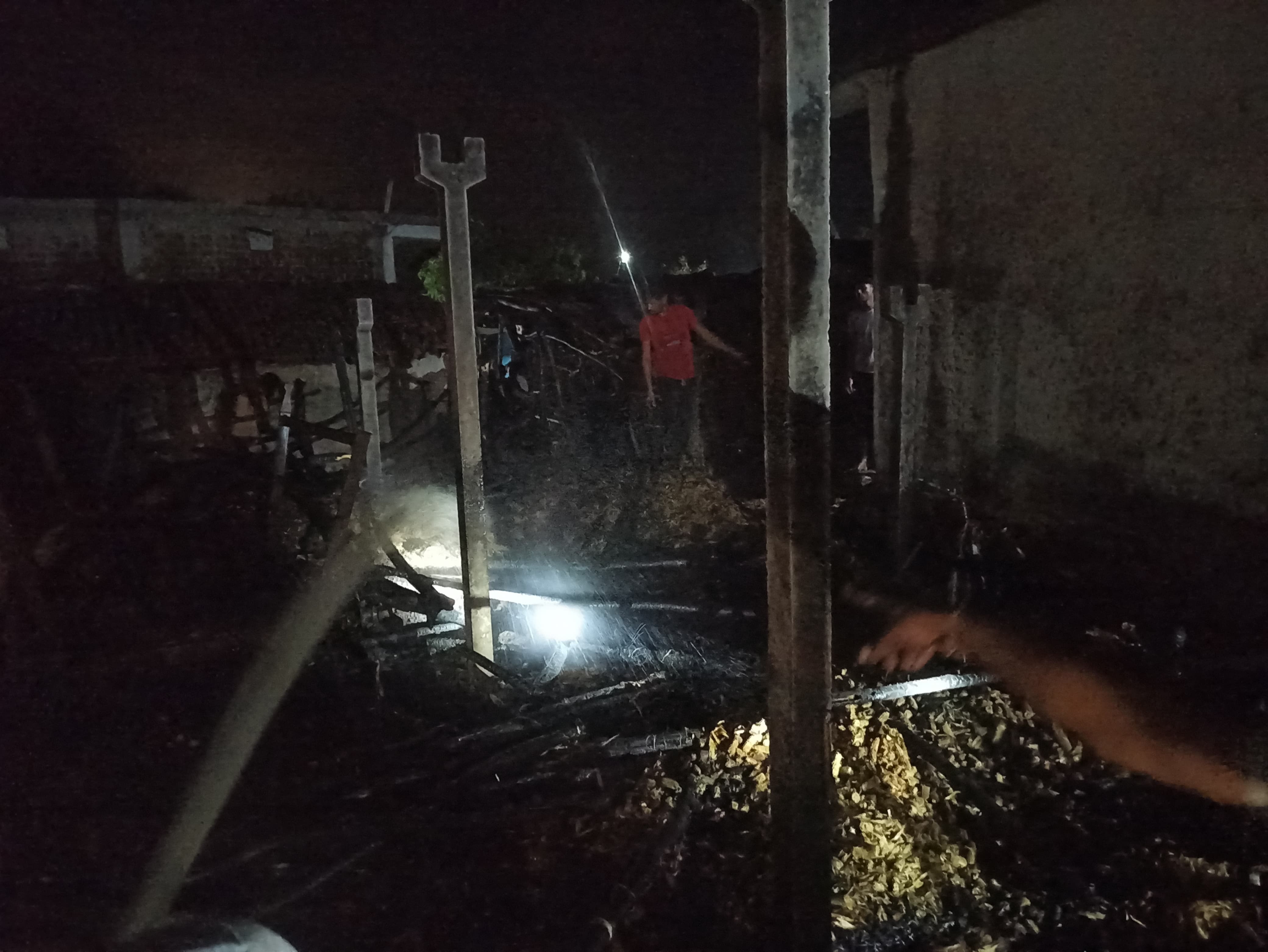 पूर्व कैबिनेट मंत्री के ग्रह ग्राम मंगोना में हुई आगजनी: घर, अनाज और तीन बाइक जलकर खाक posted by Mohammad Afsar  from Multai