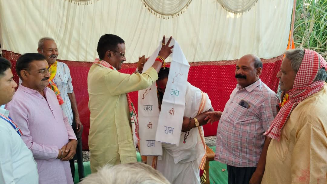 भक्ति के रंग में रंगा केसली: पूर्व मंत्री हर्ष यादव ने श्रीमद्भागवत कथा में टेका मत्था, क्षेत्र की खुशहाली के लिए मांगा आशीर्वाद