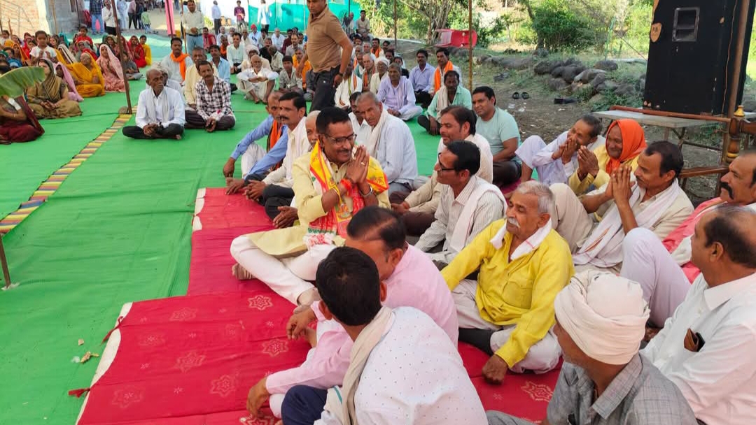 भक्ति के रंग में रंगा केसली: पूर्व मंत्री हर्ष यादव ने श्रीमद्भागवत कथा में टेका मत्था, क्षेत्र की खुशहाली के लिए मांगा आशीर्वाद