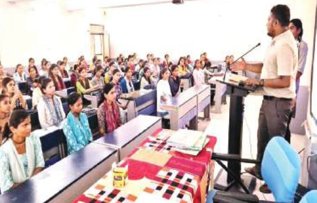 निशुल्क प्रशिक्षण का लाभ लेकर आत्मनिर्भर बनने का आह्वान posted by Lokesh Davde