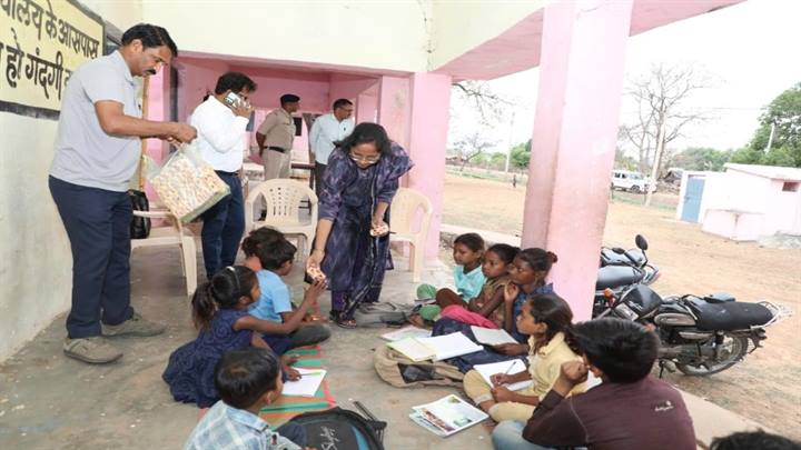 कलेक्टर का स्कूल दौरा बच्चों से संवाद और भोजन का जायजा