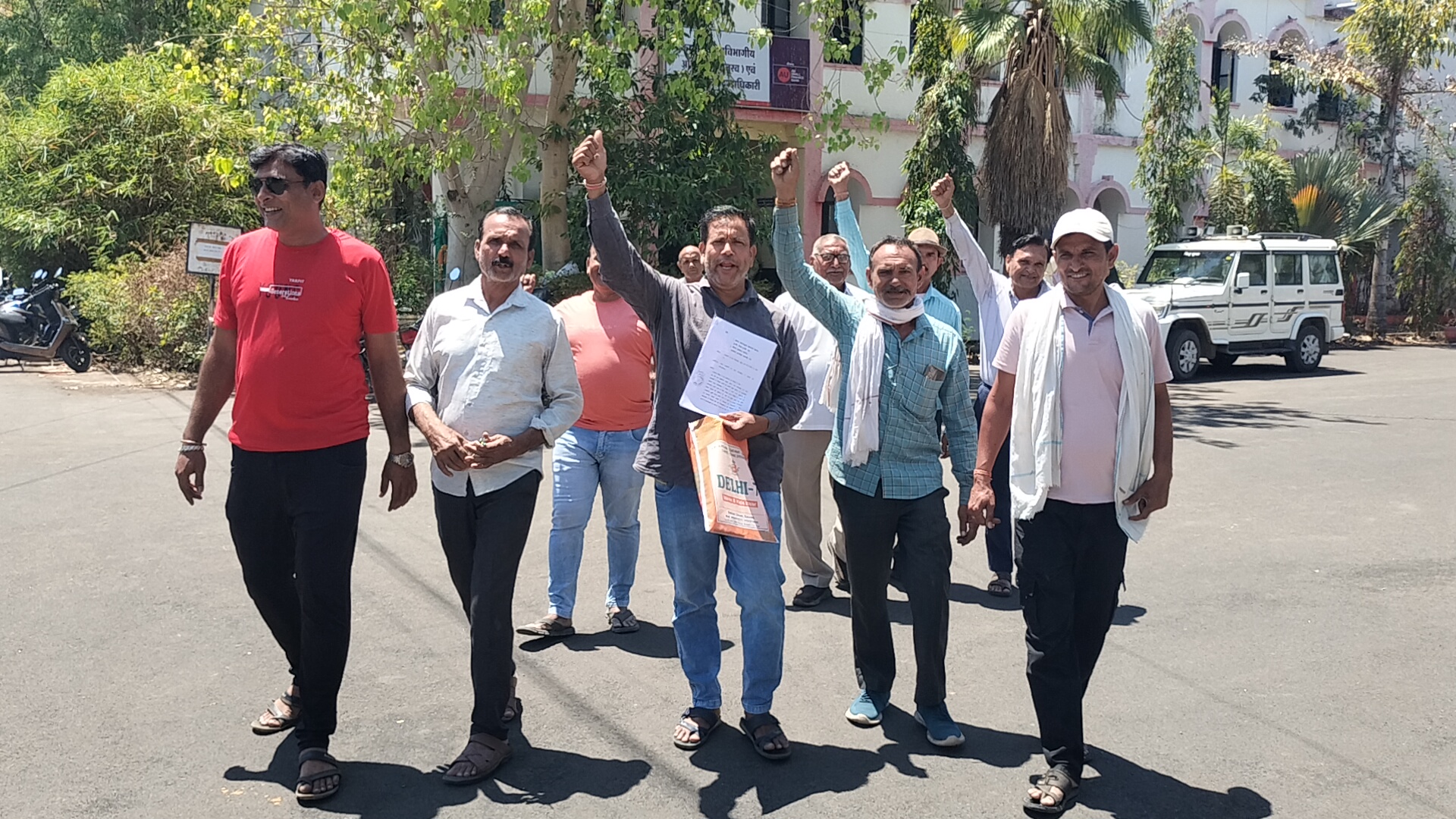 बड़वानी भीलखेडा-बड़वानी मार्ग जर्जर, किसानों को परेशानी ग्रामीण डामरीकरण की मांग कर रहे, कृषि कार्य प्रभावित posted by Lokesh Davde