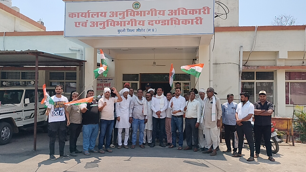 गेहूं तुलाई में देरी को लेकर कांग्रेस का प्रदर्शन, राज्यपाल के नाम सौंपा ज्ञापन posted by Kamlesh Panchal from Budhni