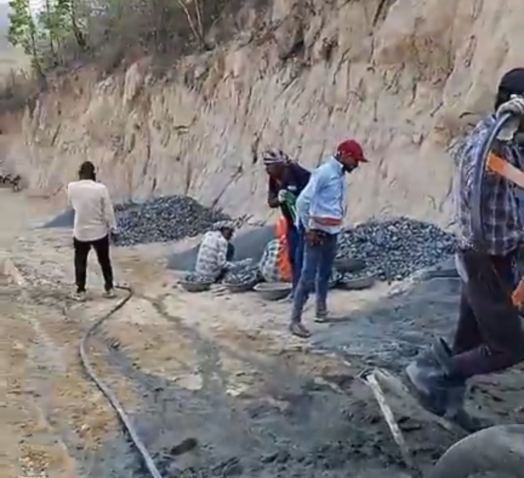 ग्राम पंचायत पिपरा झांपी में सड़क निर्माण पर सवाल, बालू की जगह घटिया सामग्री के उपयोग का आरोप, वीडियो वायरल posted by Avnish Sharma from Singrauli