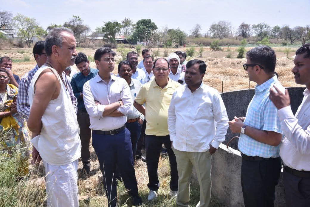 मुलताई दौरे पर पहुंचे नर्मदापुरम संभाग आयुक्त के. जी. तिवारी, ओलावृष्टि प्रभावित किसानों से की मुलाकात। posted by Mohammad Afsar  from Multai