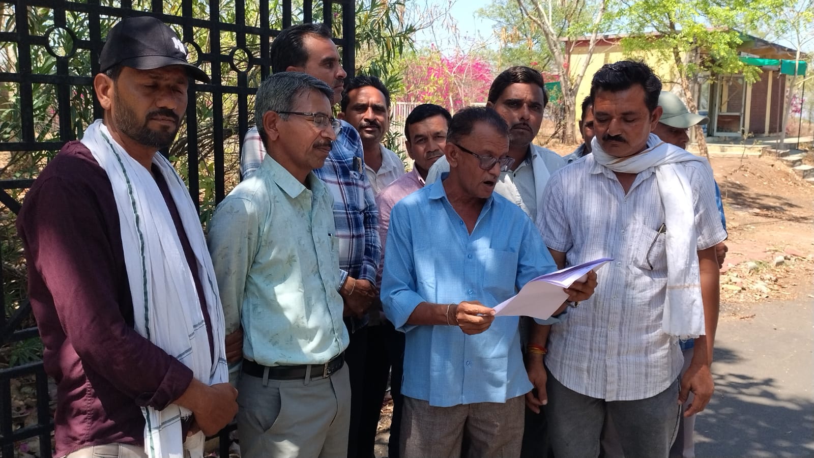 प्रशासन की लापरवाही से बारदान की कमी:बड़वानी में भारतीय किसान संघ ने सौंपा सीएम के नाम ज्ञापन, कहा- ओलावृष्टि के नुकसान का करे सर्वे । posted by Lokesh Davde