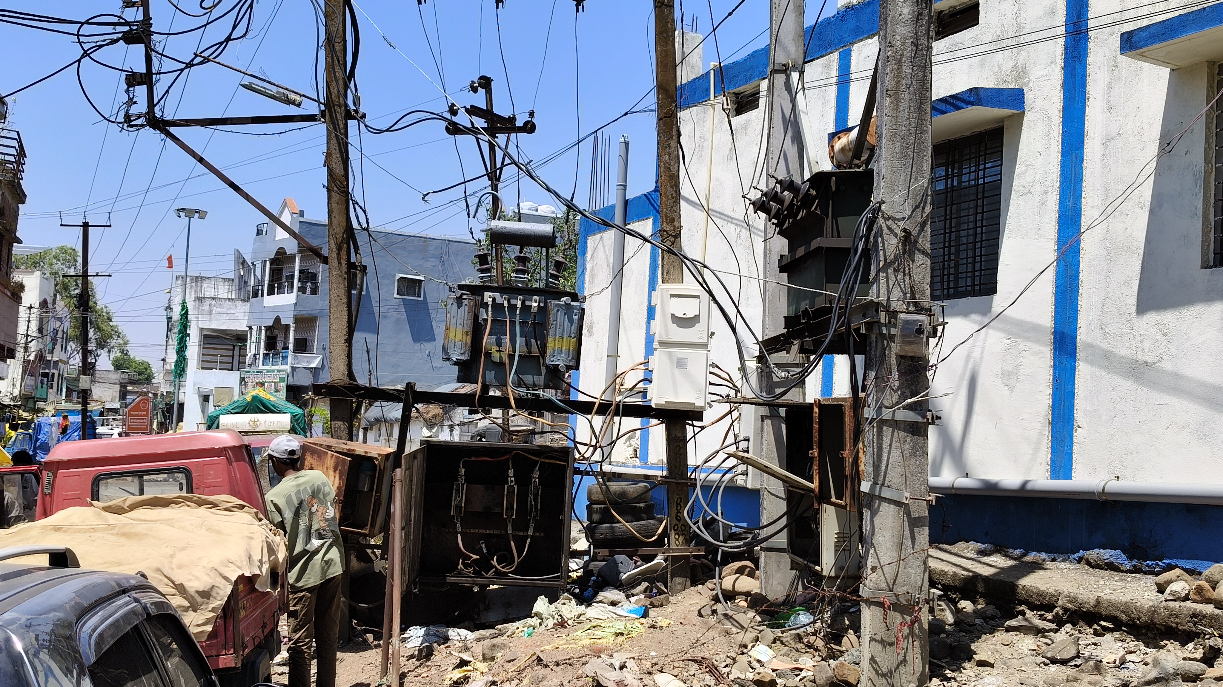 विधुत विभाग की बड़ी लापरवाही खुली छोड़ी डीपी, दे रही हादसे को आमंत्रण  posted by Mohammad Afsar  from Multai