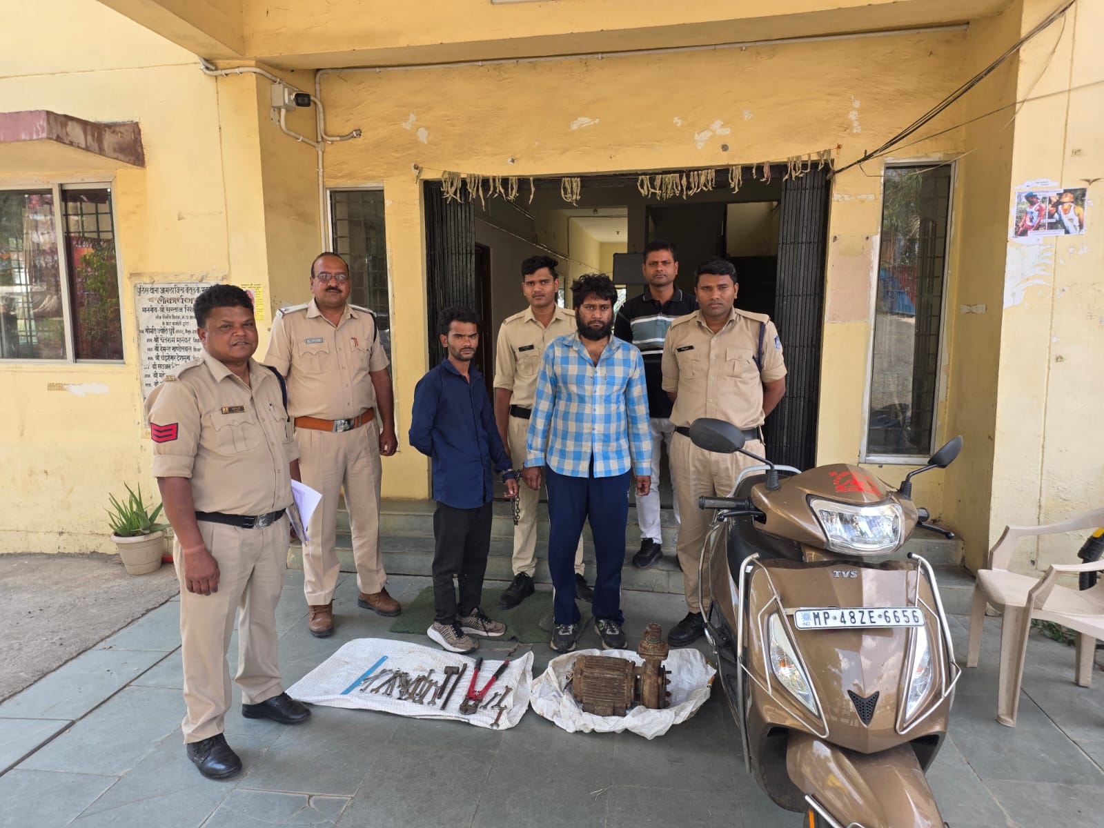 खेत से पानी की मोटर चोरी करने वाले दो आरोपी गिरफ्तार, आमला पुलिस ने ₹1.20 लाख का मशरूका किया बरामद posted by Mohammad Asif Langha from Amla