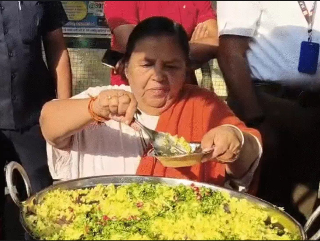 उमा भारती ने ठेले पर बेचे पोहे जलेबी posted by Rajesh Kumar Yadav from Tikamgarh