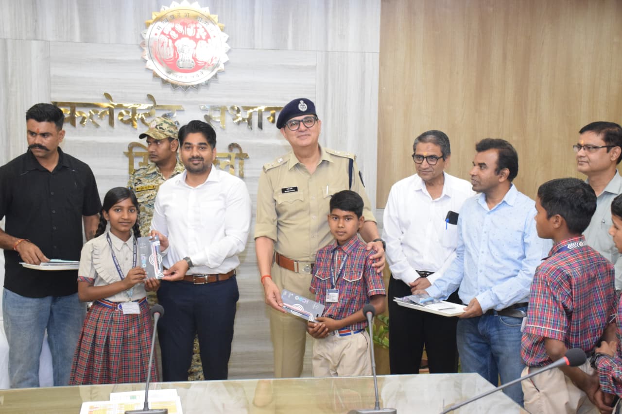 कलेक्टर एवं एसपी ने सैनिक स्कूल का भ्रमण करने जा रहे छात्रो से किया संवाद posted by Avnish Sharma from Singrauli