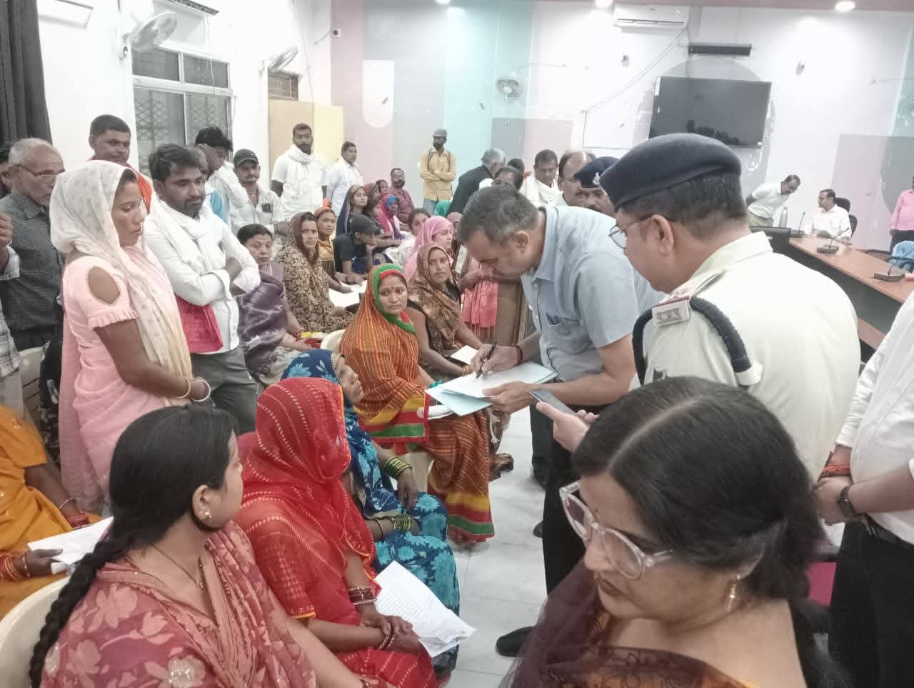 📰 जनसुनवाई में 600 से अधिक आवेदकों की समस्याएं सुनीं, त्वरित निराकरण के निर्देश posted by Suraj Kevat