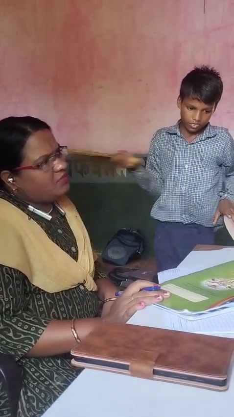 त्यौंथर क्षेत्र के शासकीय स्कूल का वीडियो वायरल posted by Arvind Tiwari from Teonthar