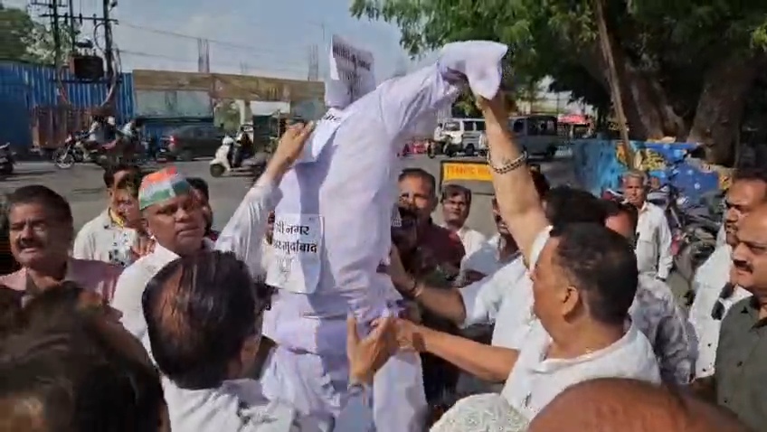 कांग्रेस नेता के बयान पर सावरकर समर्थकों का आक्रोश posted by Ashish Sharma from Ratlam