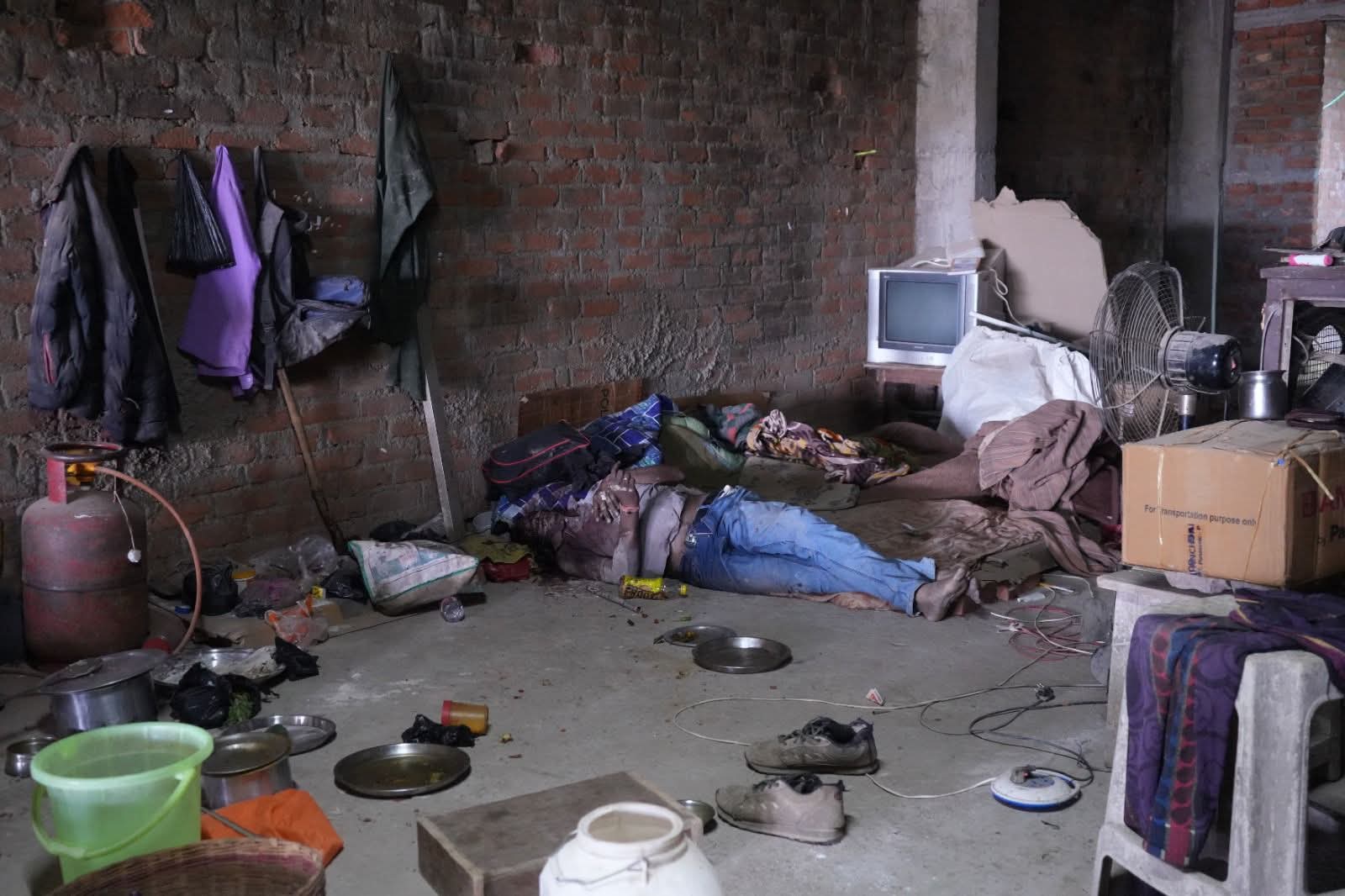 🔴 सीधी में सनसनीखेज हत्या: सिर पर वार के बाद गर्दन काटी गई, इलाके में दहशत posted by Suraj Kevat