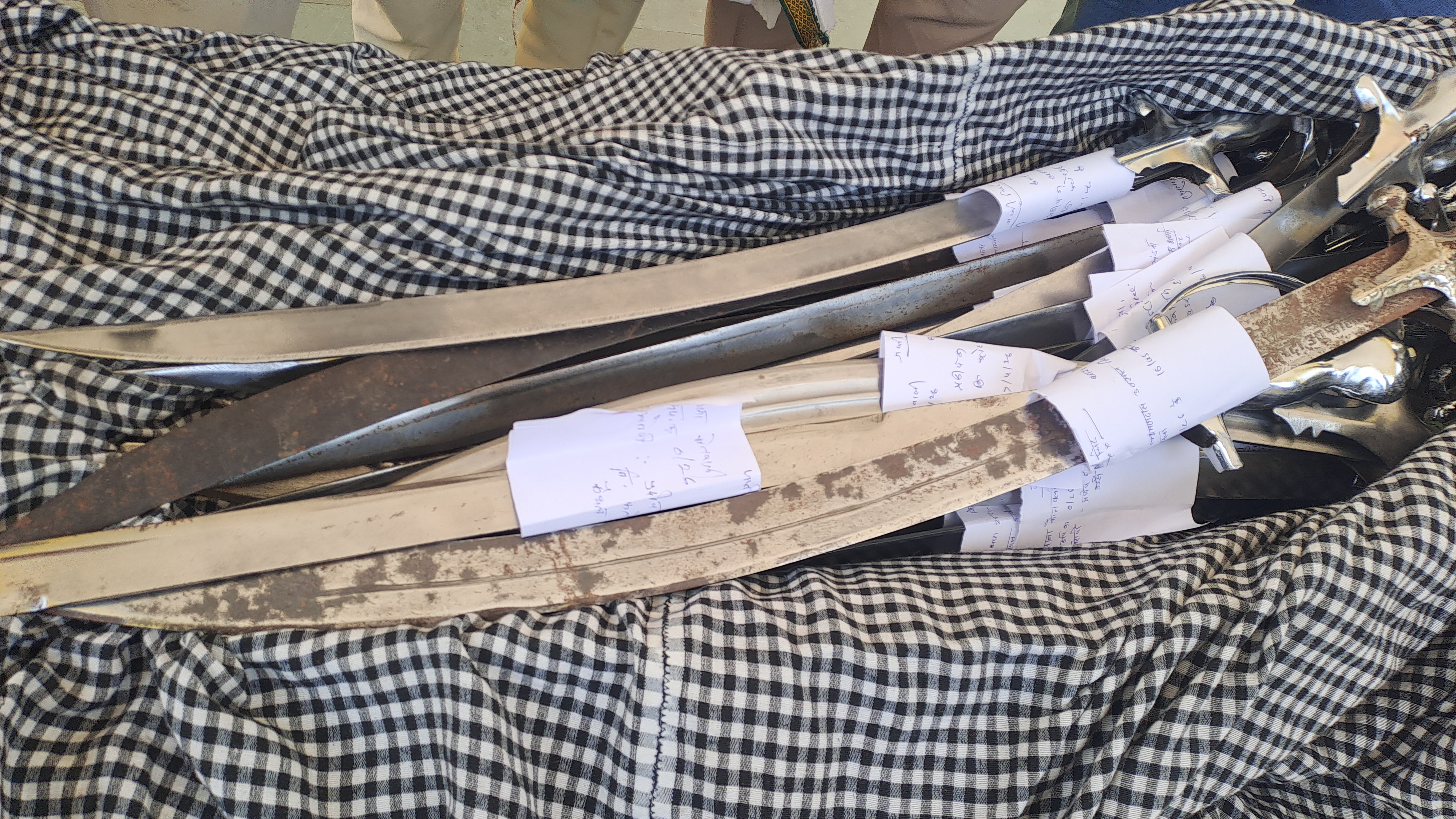 कोतवाली पुलिस को मिली सफलता, दो दर्जन से अधिक तलवारों का मिला जखीरा posted by Nitin Jhawar