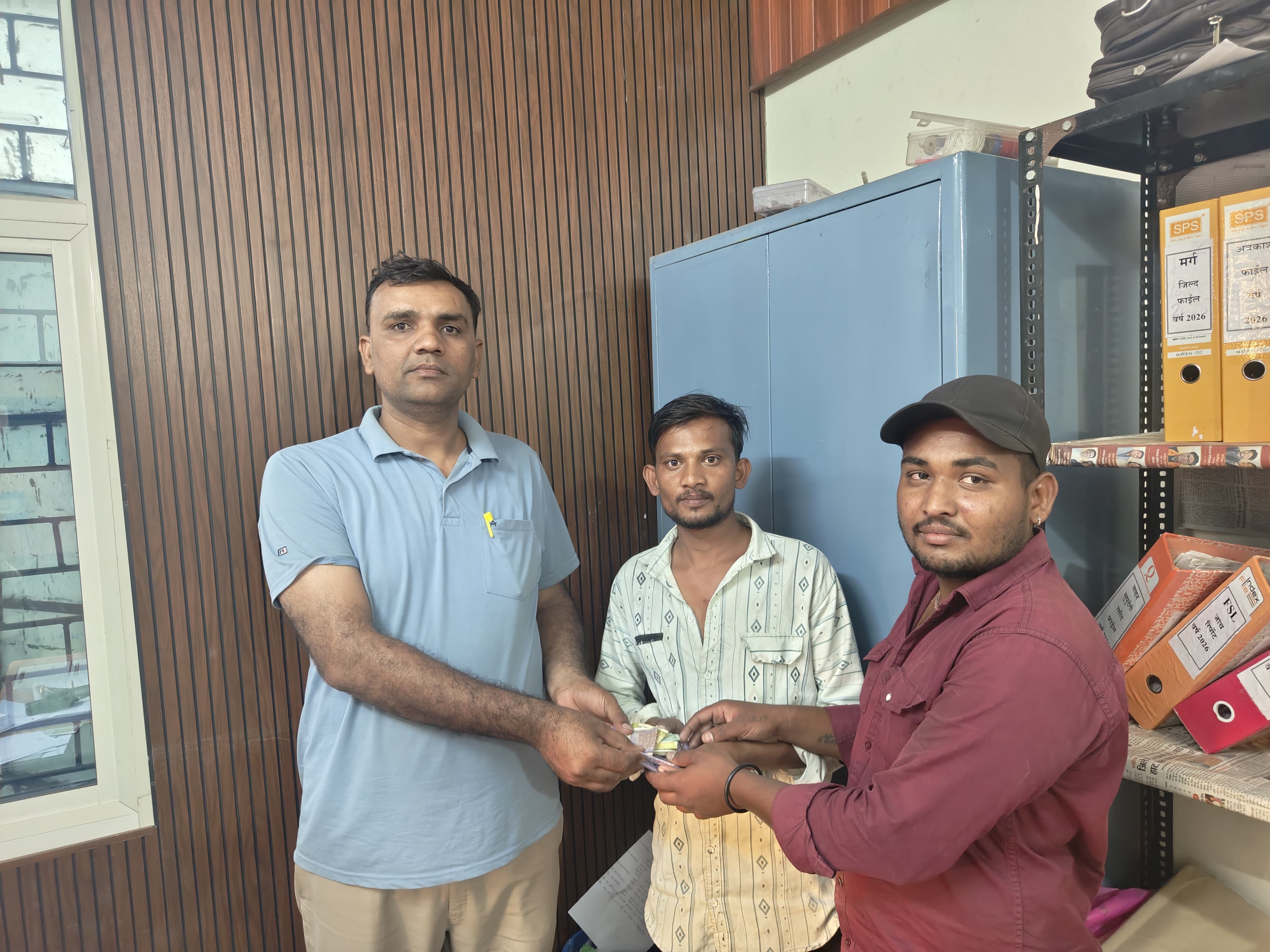 ओंकारेश्वर में ईमानदारी की मिसाल: ऑटो चालकों ने थाना मांधाता पहुंच कर लौटाया हजारों रुपये से भरा पर्स posted by Ghanshyam Mahilya from Khandwa