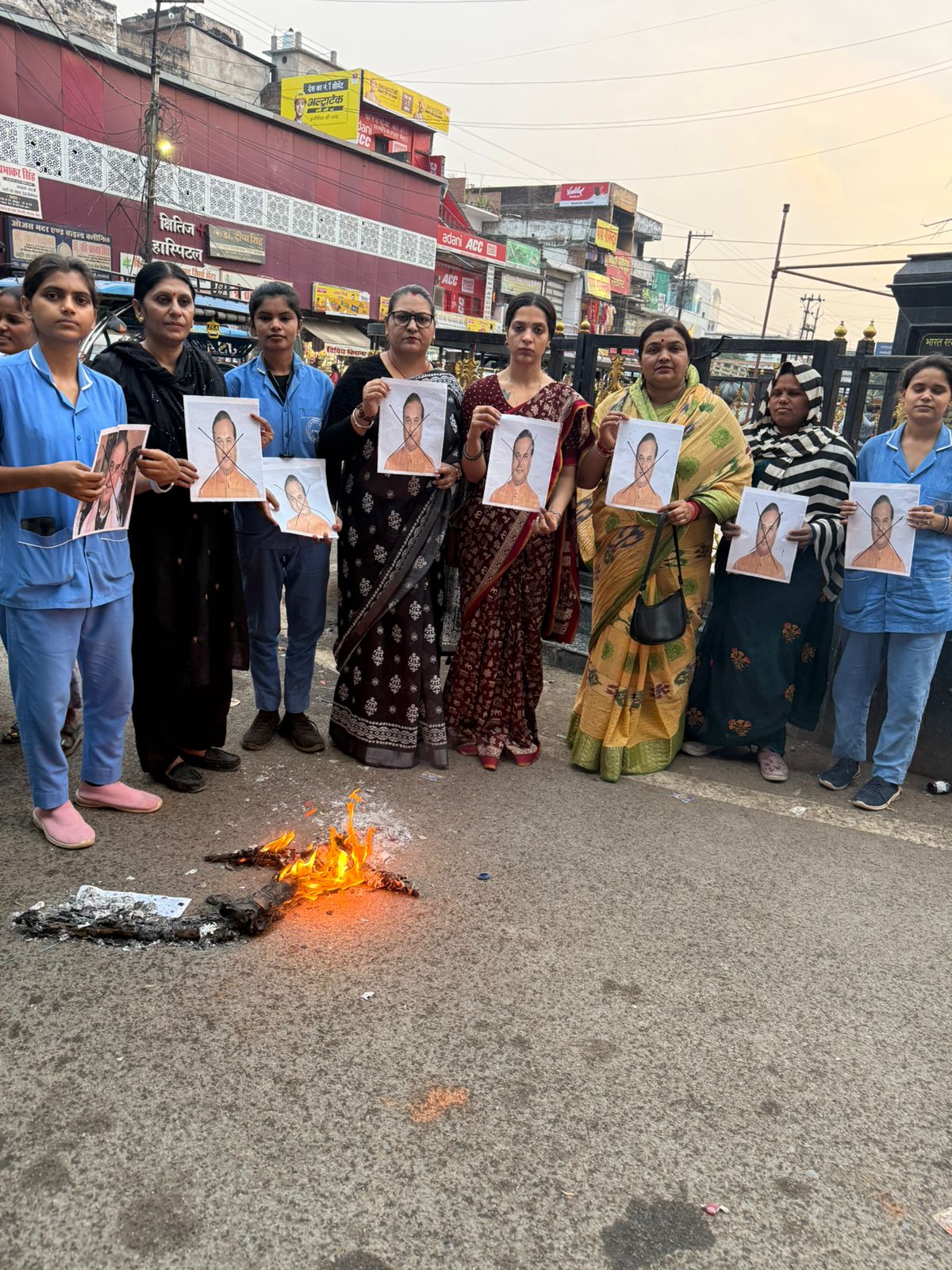 महिला जिला इकाई रीवा कांग्रेस द्वारा हेमन्त बिस्वा शर्मा का पुतला दहन किया गया  posted by Abhishek Gupta from Mangawan