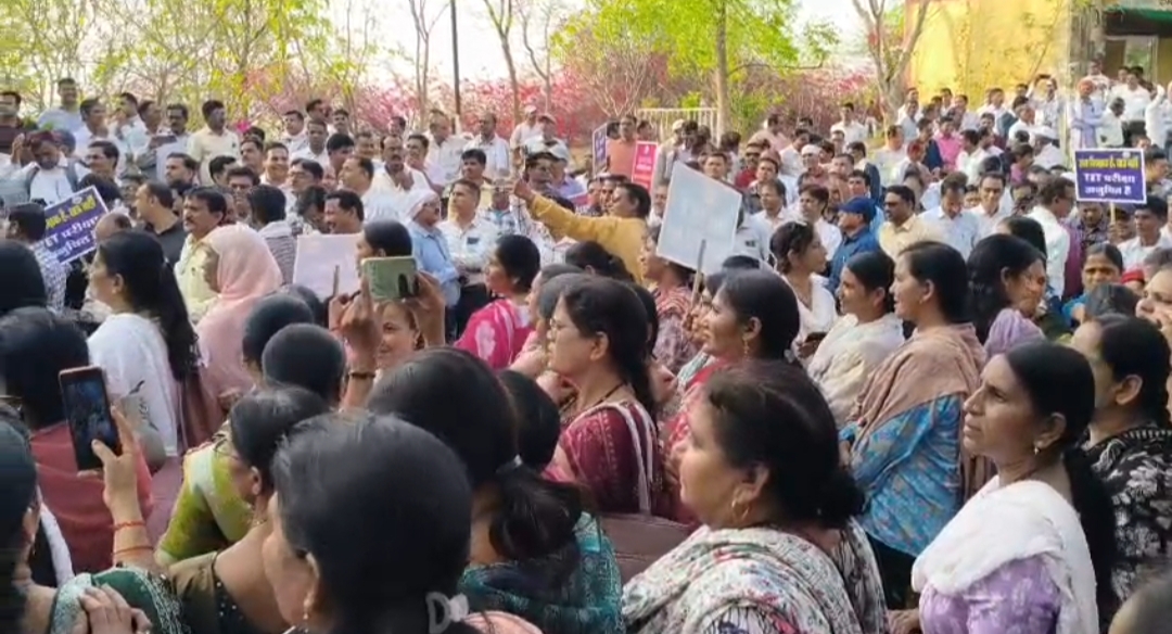 TET परीक्षा रद्द करने की मांग को लेकर हजारों शिक्षक सड़को पर उतरे  ,सुप्रीम कोर्ट ने कही छूट की बात ,लेकिन विभाग थोप रहा परीक्षा । posted by Lokesh Davde
