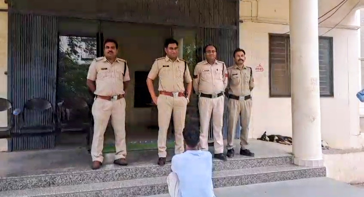 दमोह में नाबालिग को ब्लैकमेल करने वाला आरोपी गिरफ्तार, सोशल मीडिया पर अपलोड किए थे अश्लील वीडियो posted by Akib Khan from Damoh