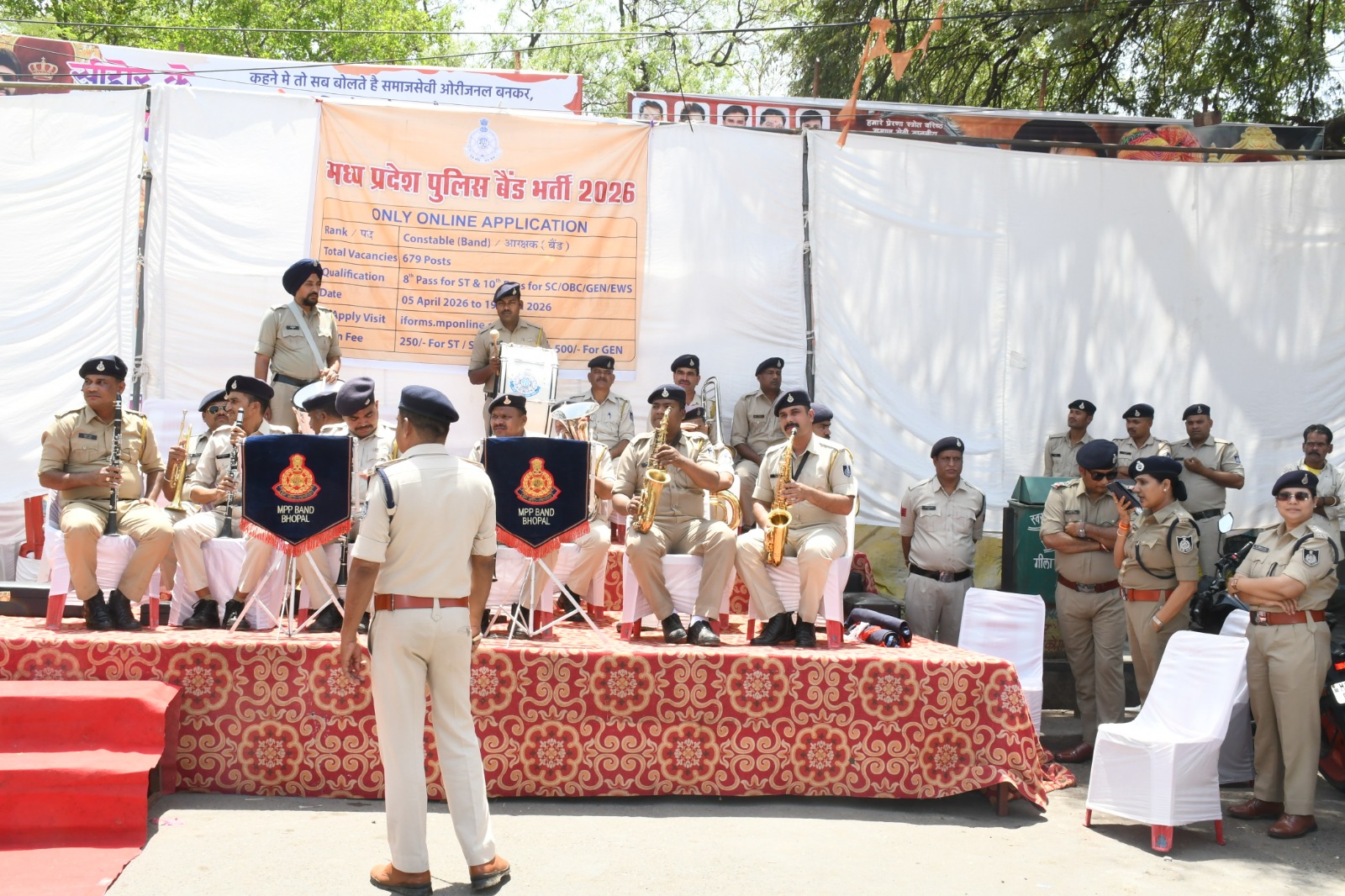 कोतवाली चौराहे पर गूँजी पुलिस बैंड की धुन, युवाओं को पुलिस बैंड में भर्ती के लिए किया जागरूक* posted by Vijay Singh Malviya  from Sehore