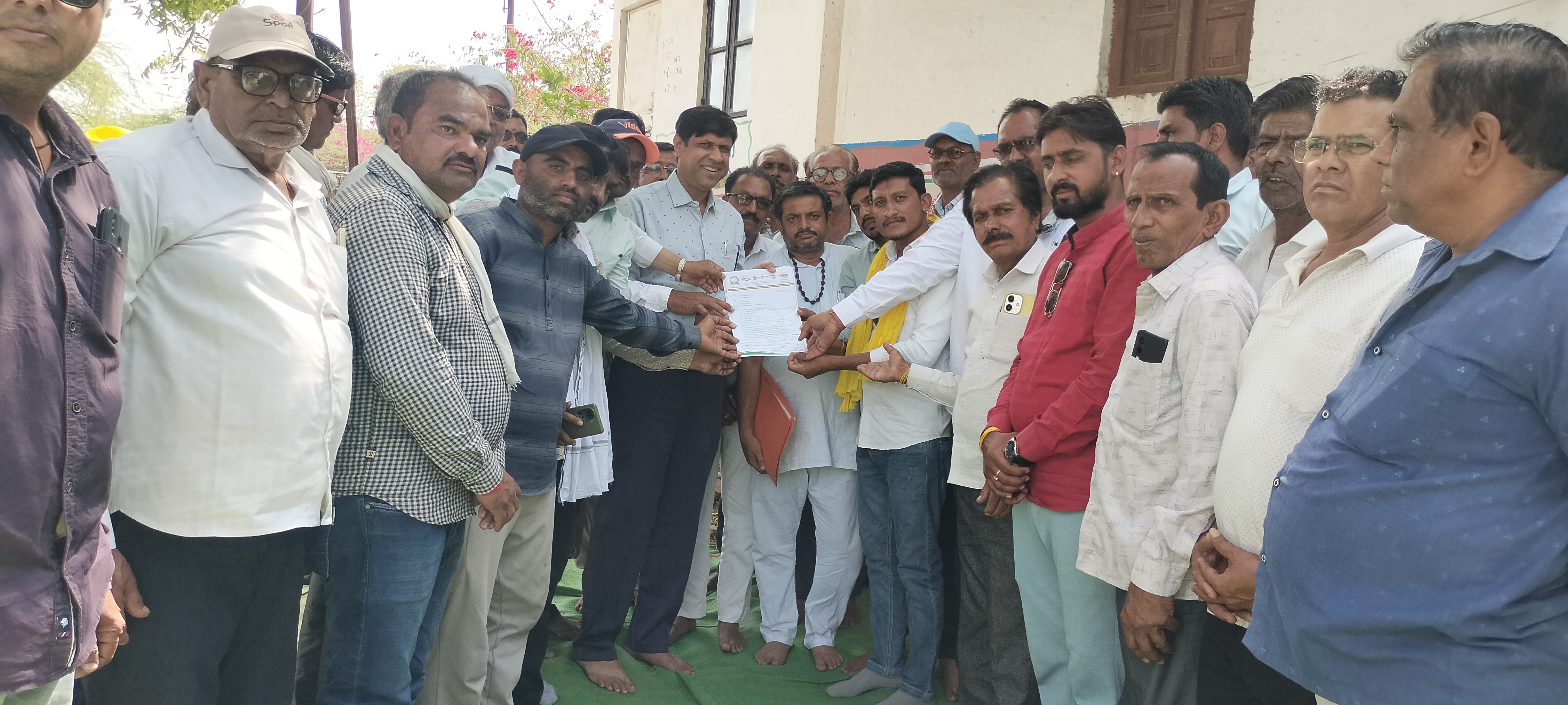 राष्ट्रीय किसान मजदूर महासंघ के बैनर तले किसानों ने कलेक्ट्रेट गेट के बाहर दिया धरना। मांगो को लेकर सीएम के नाम सौपा तहसीलदार को ज्ञापन । posted by Lokesh Davde