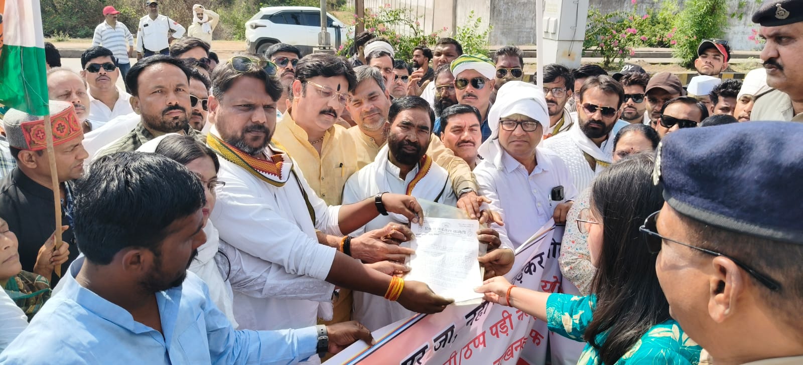 कलेक्टर कार्यालय के सामने किया गया जमकर विरोध प्रदर्शन posted by Kishor Kumar Soni  from Anuppur