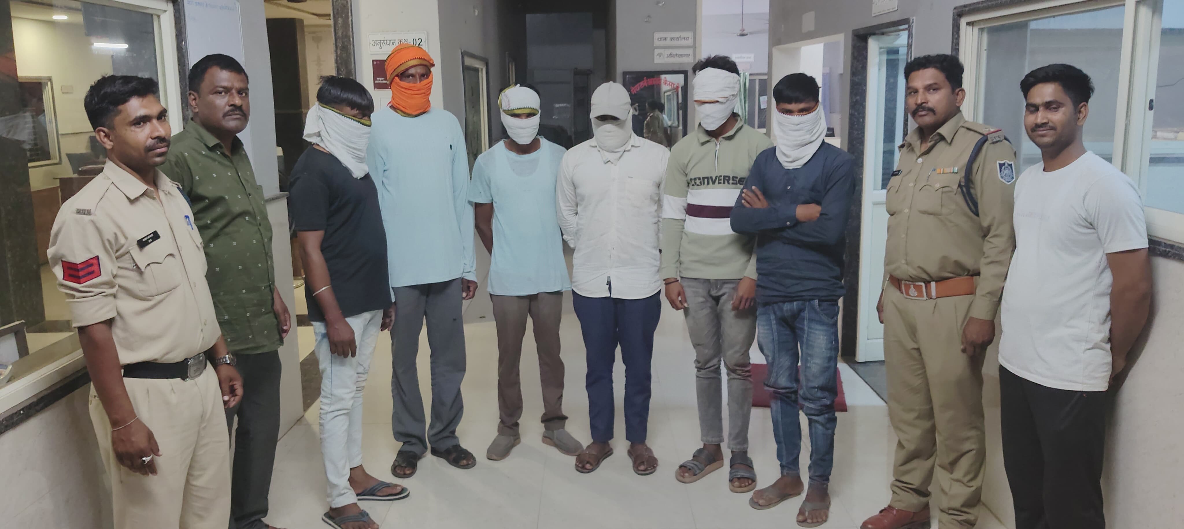 खकनार पुलिस ने जुआ खेलने वाले 6 लोगो को  जुआ खेलते पकड़ा । उनके पास से   5650 रु नगदी किये जप्त posted by Nagin Mhajan