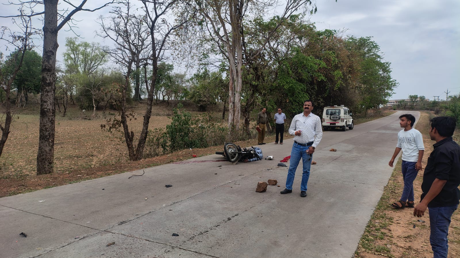 अज्ञात वाहन की टक्कर से मोटरसाइकिल चालक की हुई दर्दनाक मौत पुलिस जुटी जांच में posted by Rakesh Ahirwar from Tikamgarh