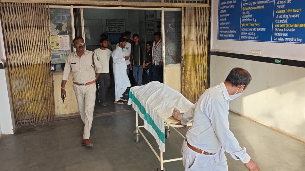 #बड़ी_खबर चंदला थाने में पत्नी के सामने पति ने खाया जहर,युवक हुई मौत, जिला अस्पताल लाई पुलिस, युवक ने रास्ते में ही दम तोड़ा*पत्नी की रिपोर्ट posted by Amit Kumar Awasthi