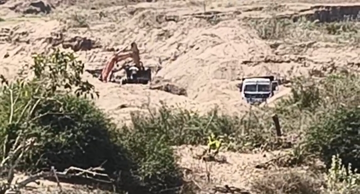  सौसर क्षेत्र के शोभना नदी में रेत खनिज विभाग की निगरानी में हो रही थी दिन-रात छलनी ग्रामीणों ने 181 शिकायत प्रशासन की नींद खुली  posted by Umesh Kisna Dongare  from Pandhurna