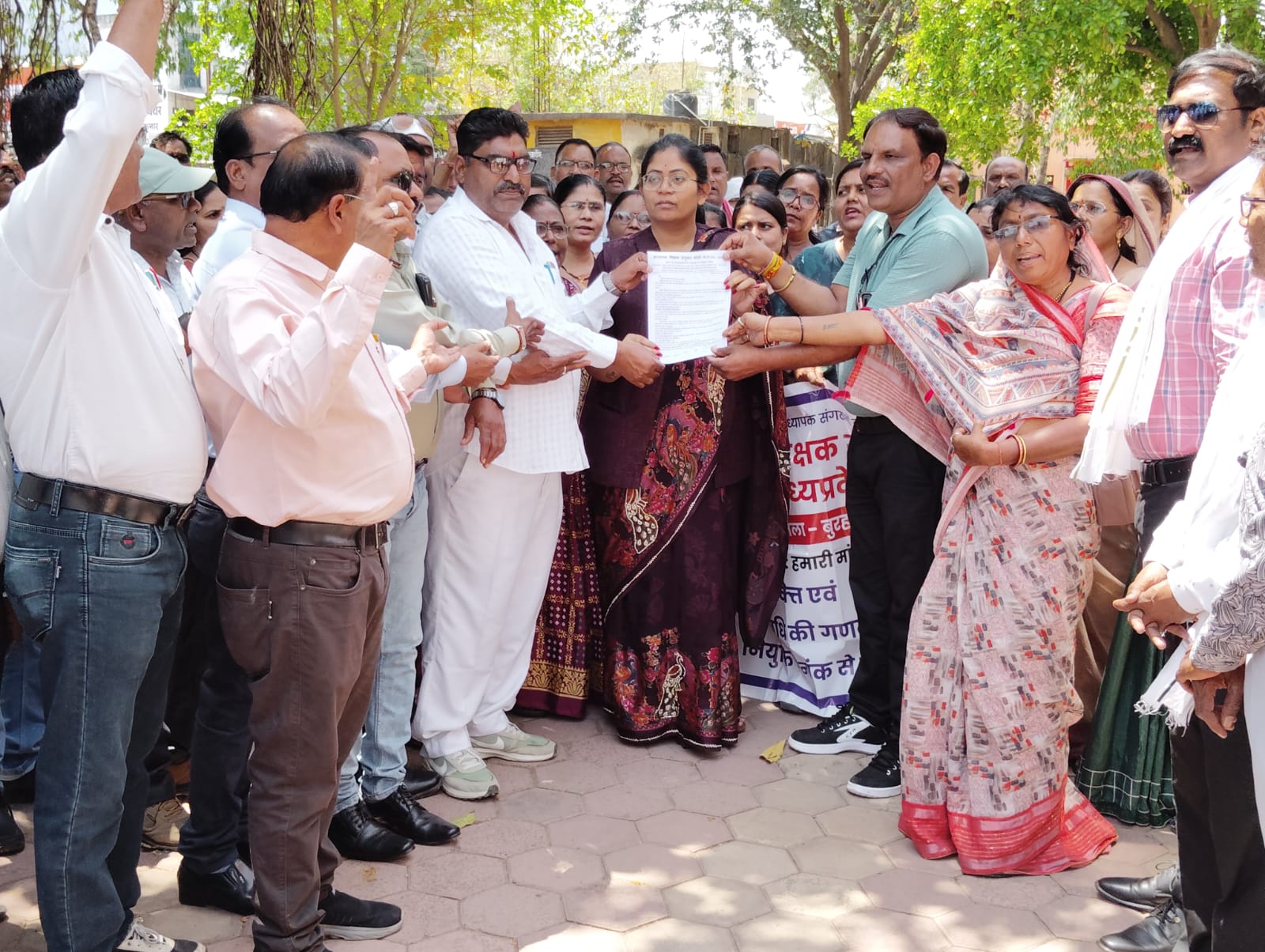 शिक्षकों ने  शिक्षक पात्रता परीक्षा TET की अनिवार्यता को समाप्त करने नेपा नगर विधायक मंजू दादू को दिया ज्ञापन posted by Nagin Mhajan