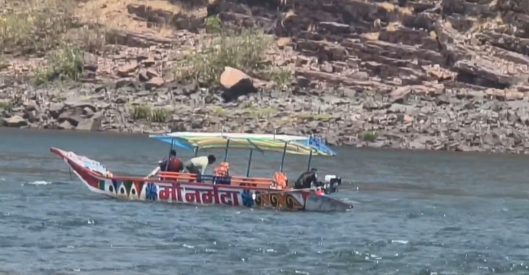 ओंकारेश्वर में नाव पलटी: 10 श्रद्धालु सुरक्षित, 2 गंभीर posted by Ghanshyam Mahilya from Khandwa