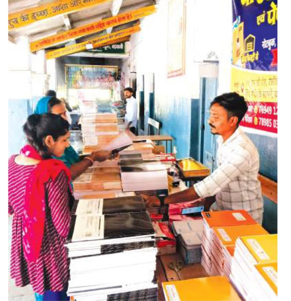 फिर बिन पुस्तक शुरु हुआ मेला, खाली हाथ लौटे अभिभावक, स्टॉल पर नजर आई धार जिले की स्कूल की यूनिफार्म-शा. हाईस्कूल में 10 से 14 अप्रैल तक होना posted by Lokesh Davde