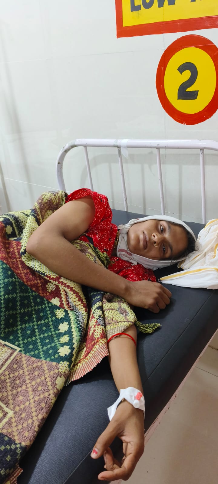 अस्पताल में प्रसव के दौरान महिला के पेट मे छोड़ा कपड़ा,हालत बिगड़ने पर हुआ खुलासा,डिलेवरी कराने पैसे भी लिए posted by Akib Khan from Damoh