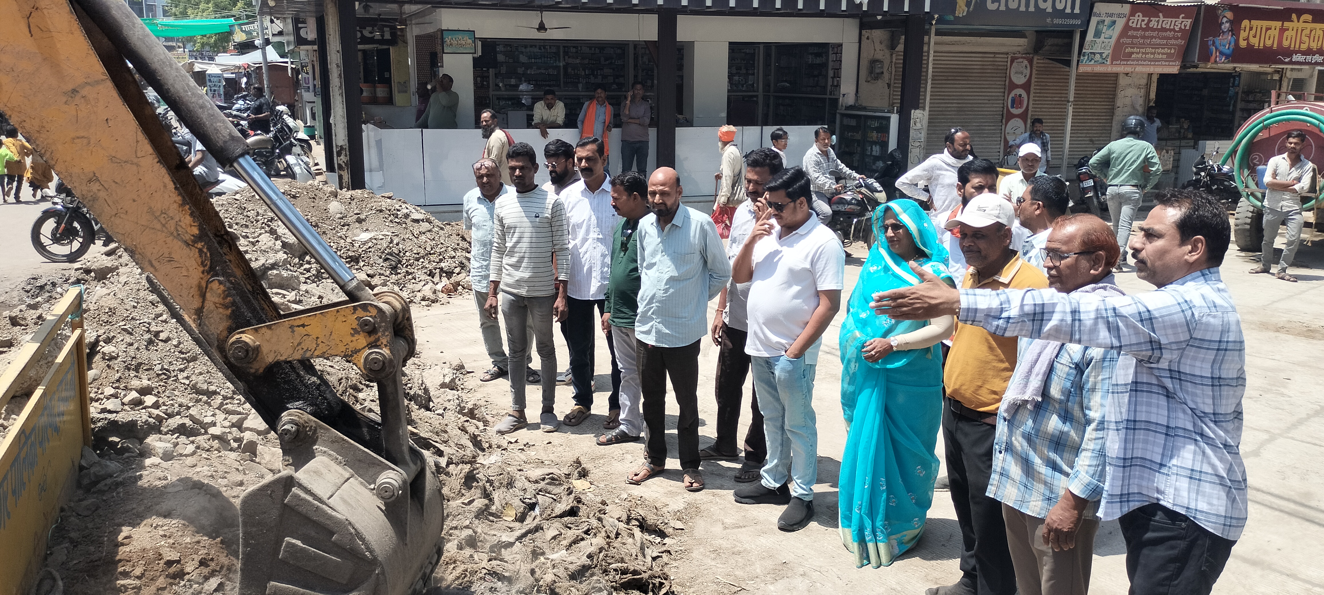 धूल गुब्बार गड्ढे से मिली नवीन सड़क से आमजन को राहत ,मुख्यमंत्री अधोसंरचना के तहत 23लाख की लागत से बनी सड़क का हुँआ शुभारंभ । posted by Lokesh Davde