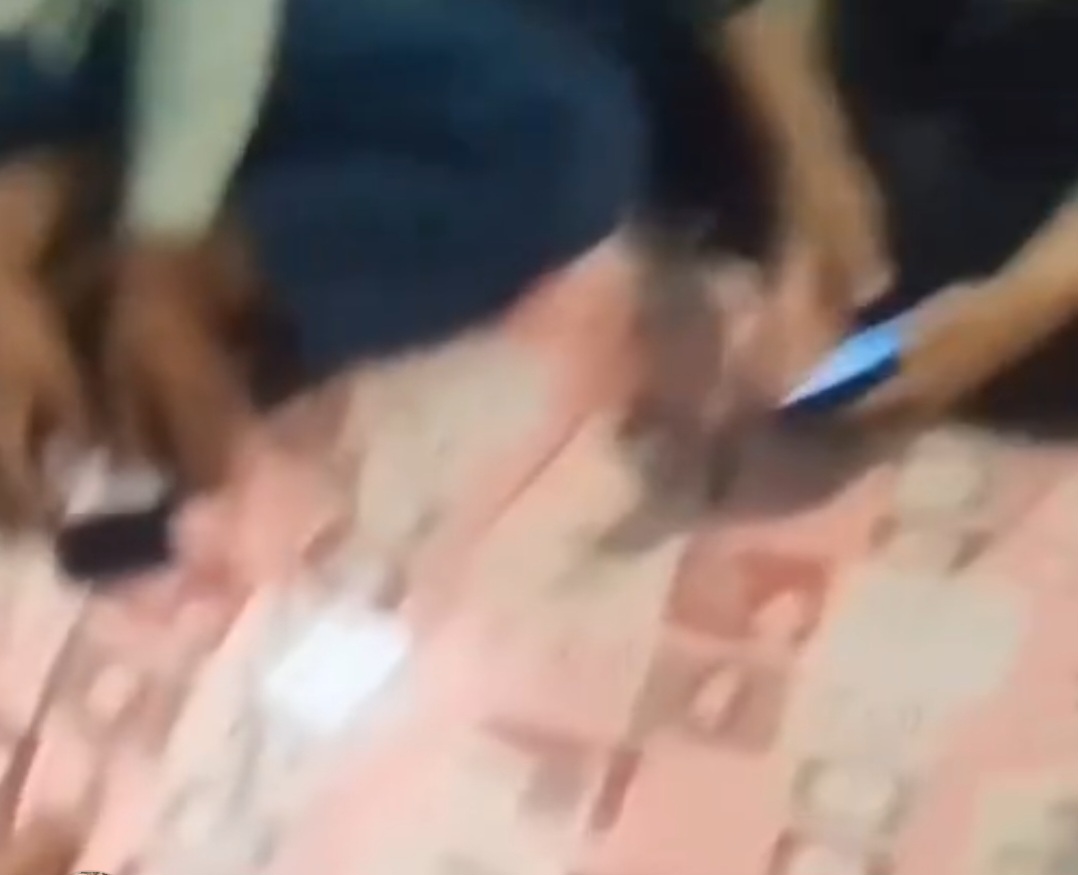 छतरपुर की सिविल लाइन पुलिस ने युवकों को जुआ खेलते रंगे हाथों पकड़ा जिसका वीडियो अब सोशल मीडिया पर वायरल हो रहा है posted by Amit Kumar Awasthi