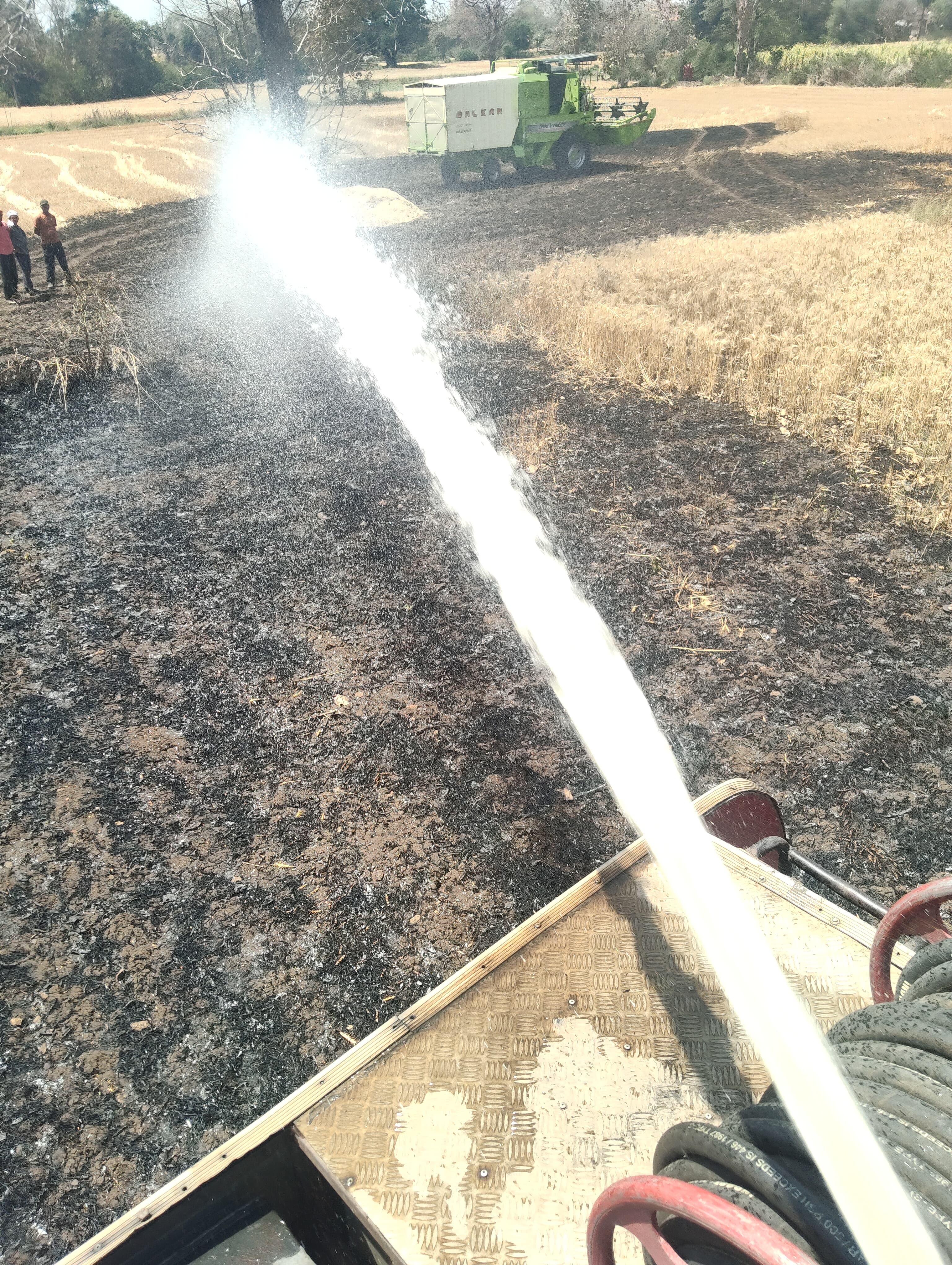 ग्राम बम्हनी में खड़ी गेहूं की फसल में लगी आग, 7-8 एकड़ फसल जलकर राख posted by Mohammad Afsar  from Multai