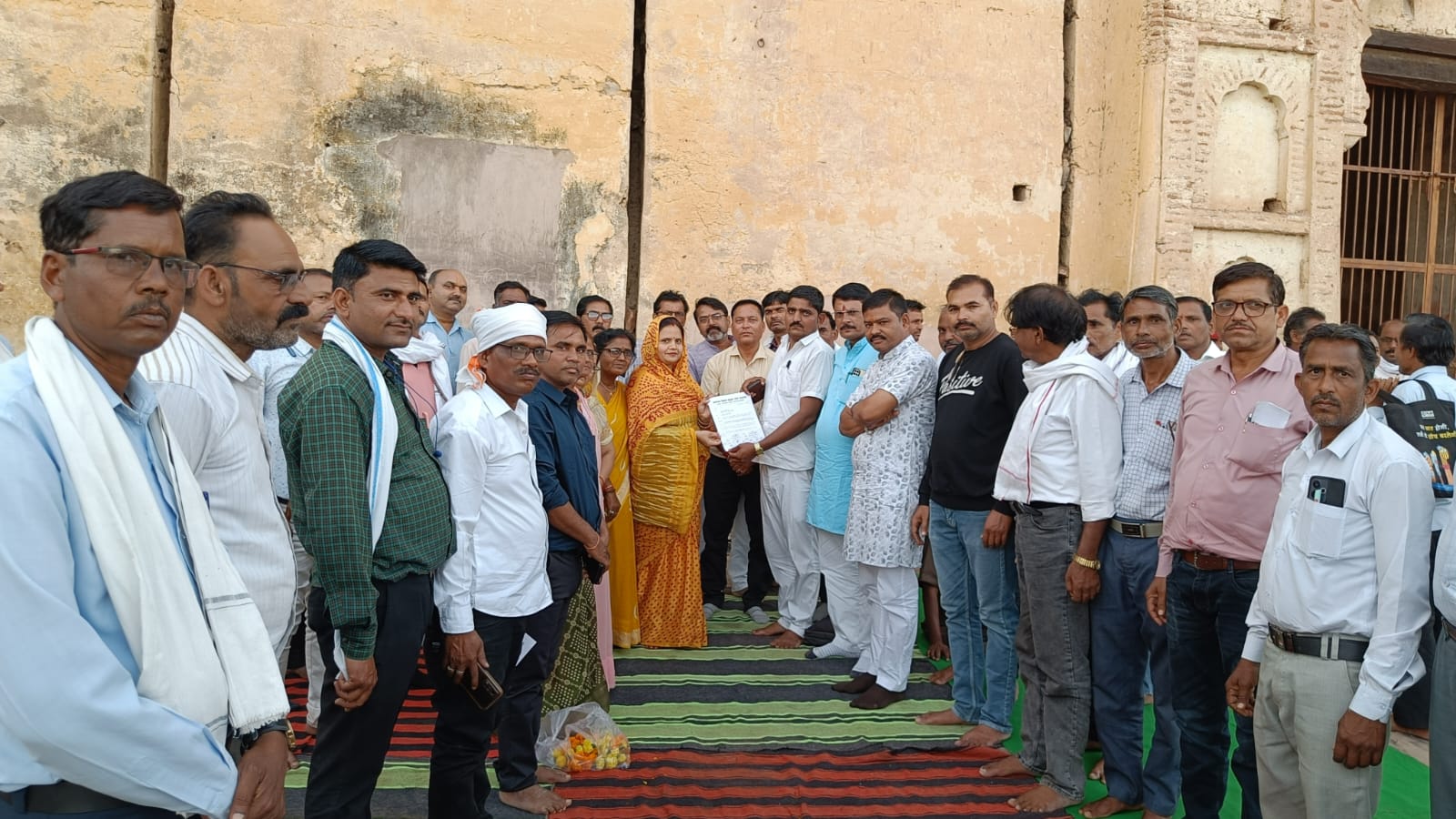 टीईटी परीक्षा के विरोध में अध्यापक शिक्षक संयुक्त मोर्चा का प्रदर्शन, मांगों को लेकर सौंपा ज्ञापन posted by Akhand Pratap Singh  from Baldeogarh