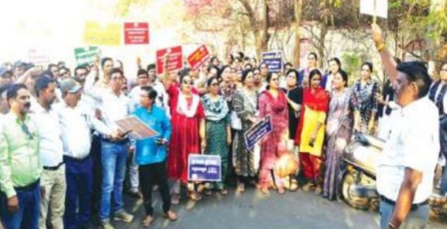 शिक्षकों ने जिला मुख्यालय पर निकाली बाइक रैली, ज्ञापन सौंपा  posted by Lokesh Davde