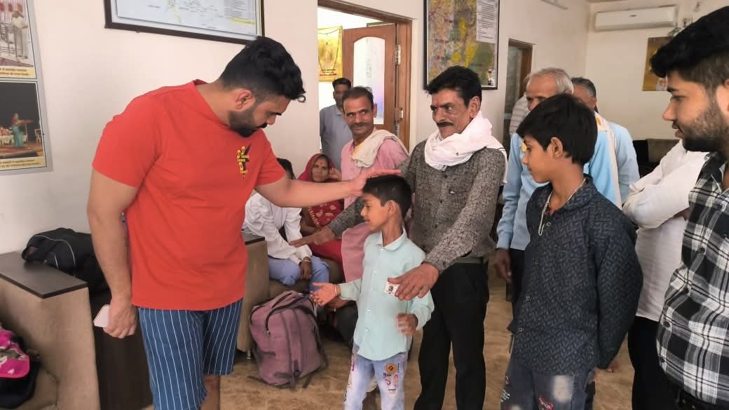 गोपाल भार्गव ने 25 मरीजों को एम्बुलेंस एवं बस के माध्यम से बेहतर उपचार हेतु भोपाल के लिए भेजा  posted by Ravi Soni from Garhakota