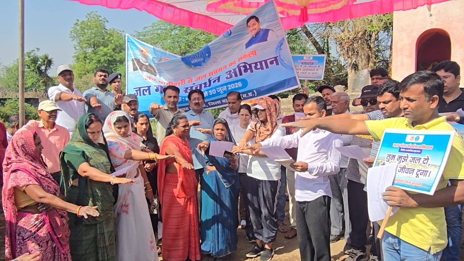 जनभागीदारी से जल संचय में जनभागीदारी से हुआ सामूहिक बोरी बंधान posted by Lokesh Davde