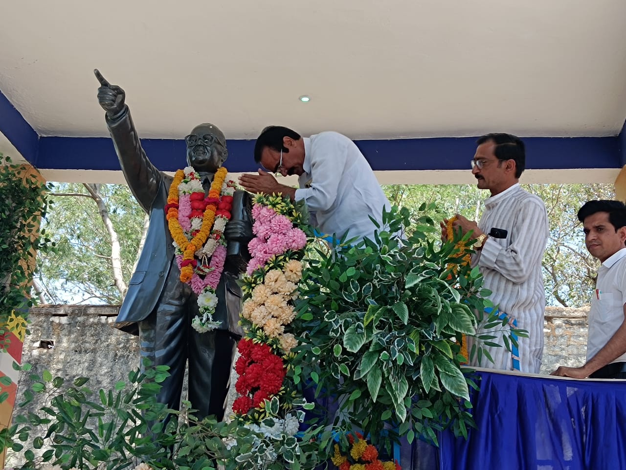 ​धूमधाम से मनाई गई बाबा साहब डॉ. भीमराव अंबेडकर की जयंती, विधायक ने किया माल्यार्पण posted by  Hemant Yadav from Mungaoli