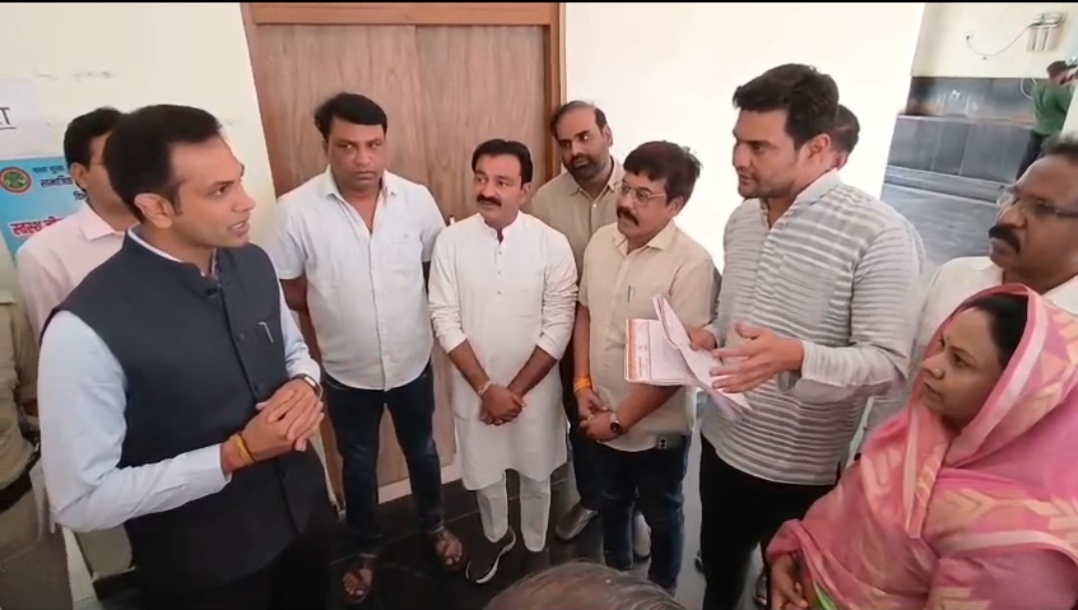 नवागत कलेक्टर से कांग्रेस नेताओं ने मुलाकात कर नीतू परमार को पुनः नपा अध्यक्ष का प्रभार सौंपनें की मांग की   posted by Mohammad Afsar  from Multai