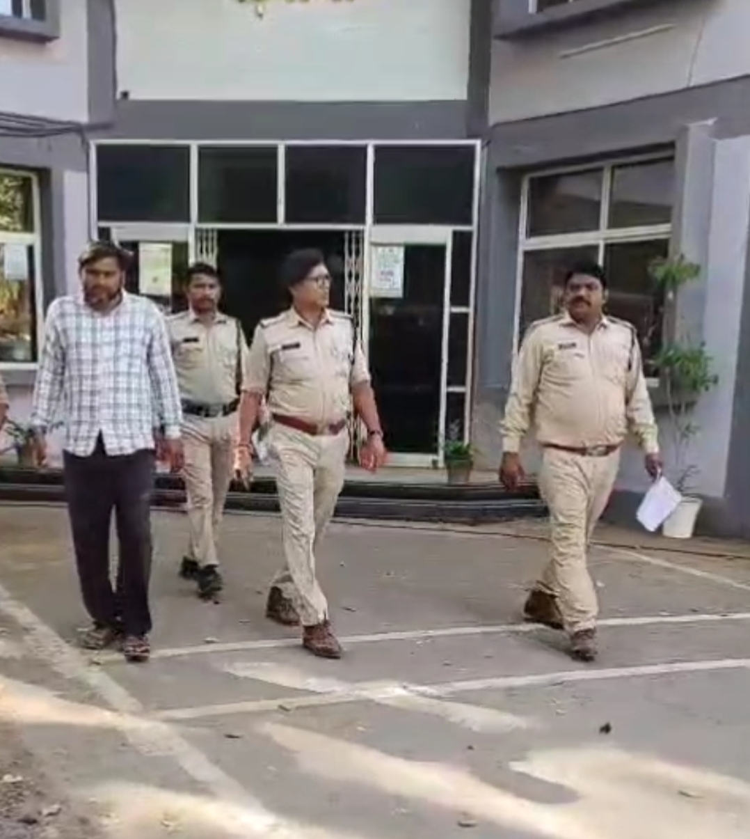 मंदिर में प्रतिमा से की छेड़छाड़ सीसीटीवी के सामने करते आया युवक अश्लील हरकत करते नजर, ग्रामीणों ने की कोतवाली पहुंचकर शिकायत दर्ज।  posted by Lokesh Davde