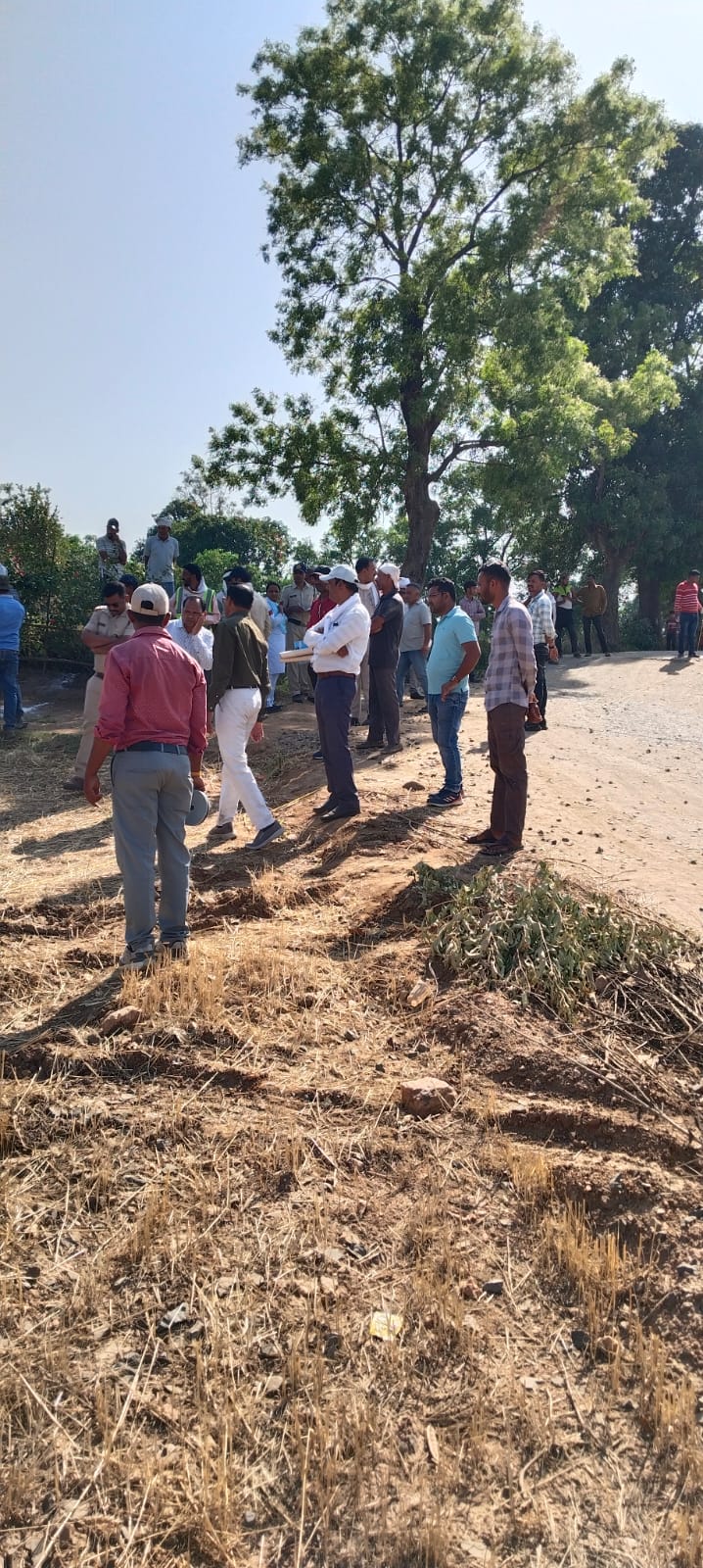 *अवैध कब्जे पर चला प्रशासन का बुलडोजर: वर्षों से अटका सड़क निर्माण अब होगा पूरा* posted by Mohammad Asif Langha from Amla